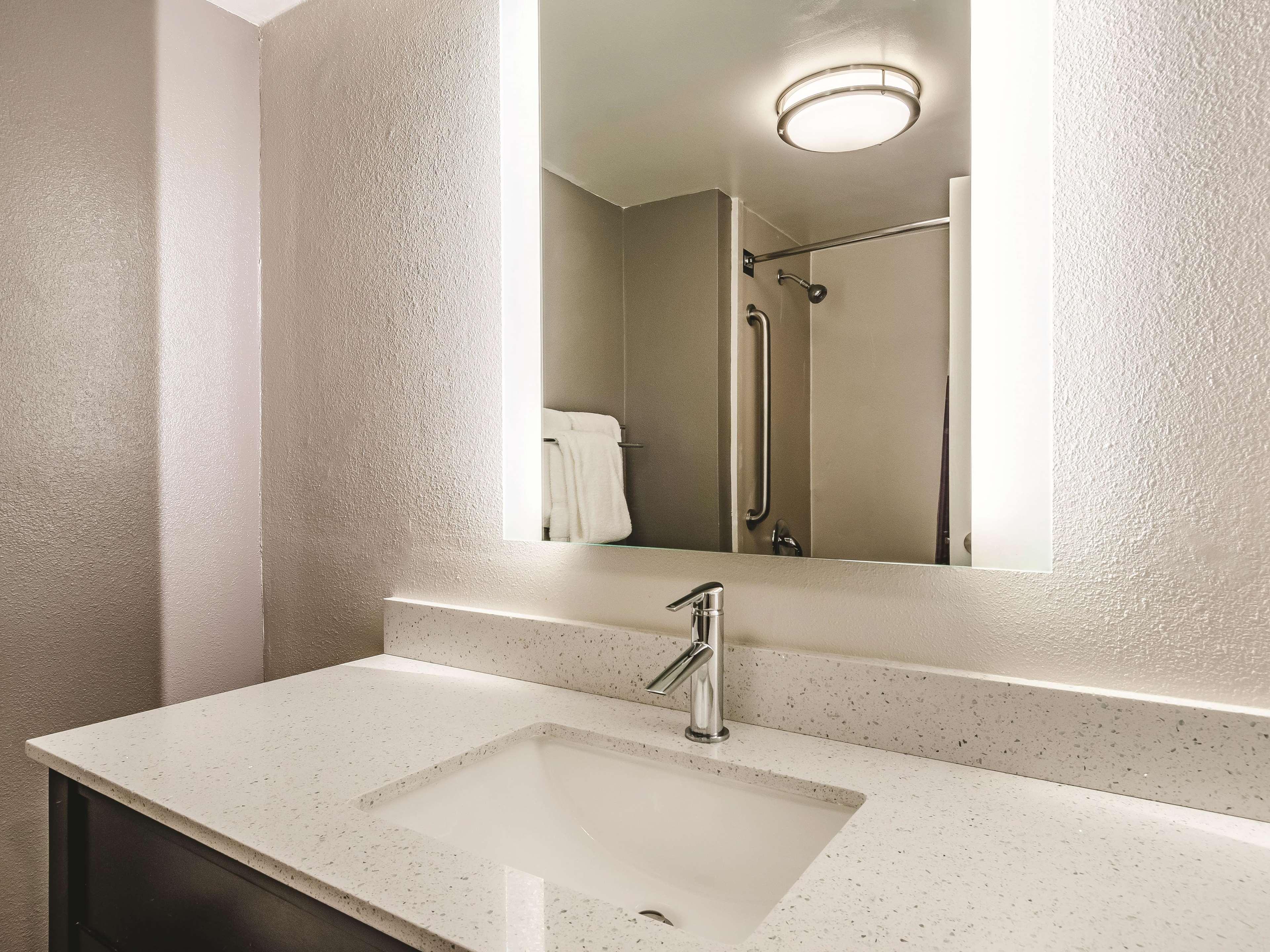 Hotel La Quinta By Wyndham Warwick Providence Airport Esterno foto