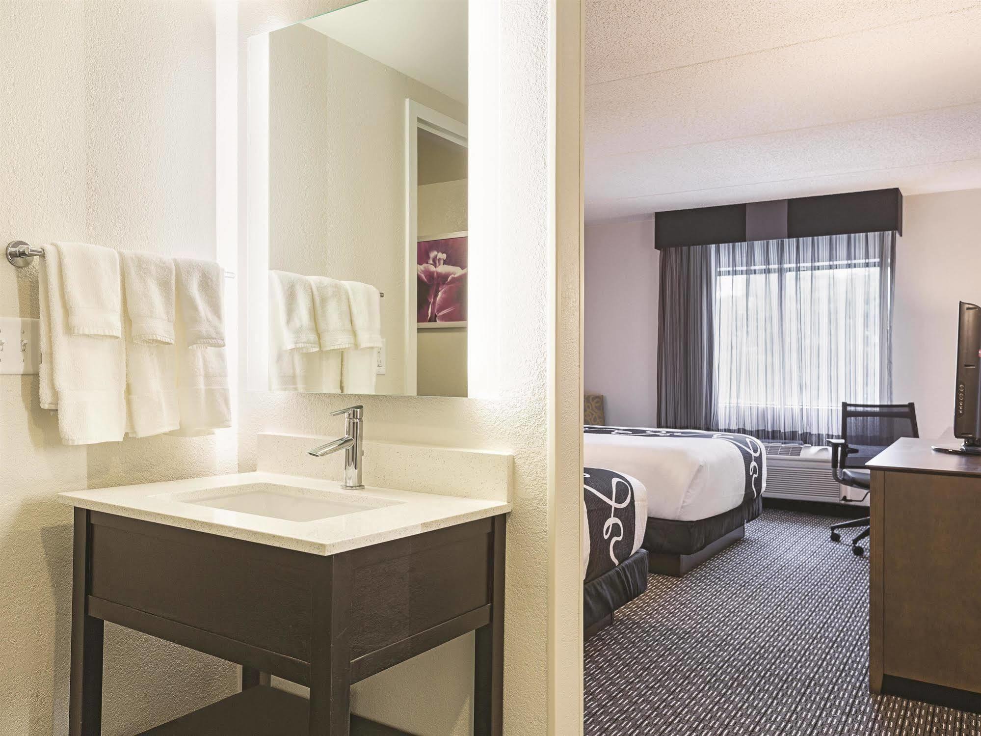 Hotel La Quinta By Wyndham Warwick Providence Airport Esterno foto